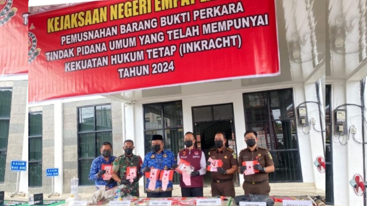 Kejari Empat lawang Gelar Pemusnahan Barang Bukti Perkara Tindak Pidana yang Telah Inkracht 