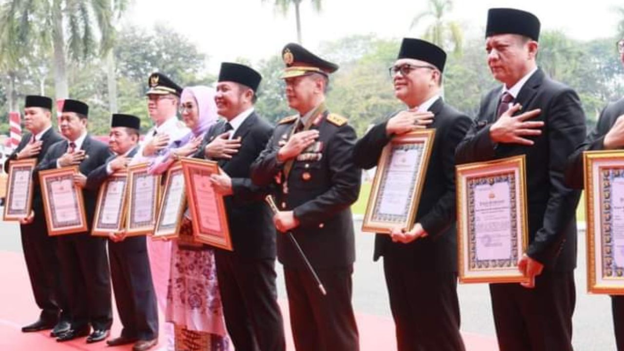 Joncik Terima Penghargaan dari Kapolri