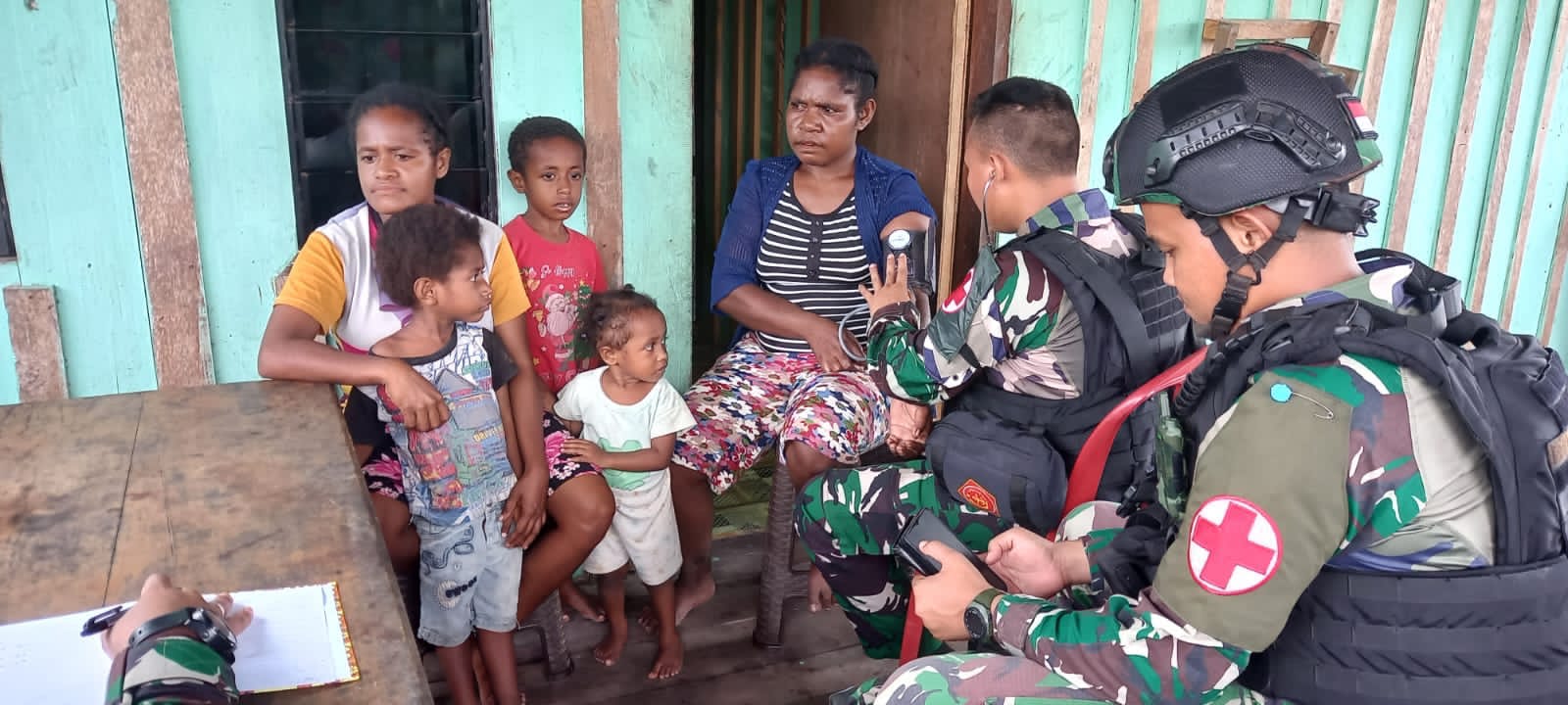 Satgas Pamtas Kewilayahan Yonif Raider 200/BN Berikan Layanan Pengobatan Bagi Masyarakat di Papua