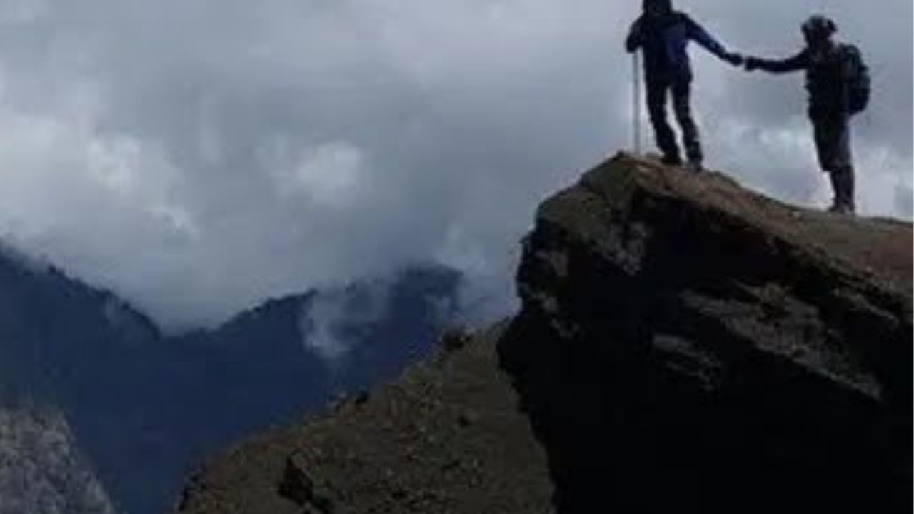Misteri Gunung Rinjani, Hantu Penarik Kaki Pendaki dan Goa Susu yang Penuh Misteri