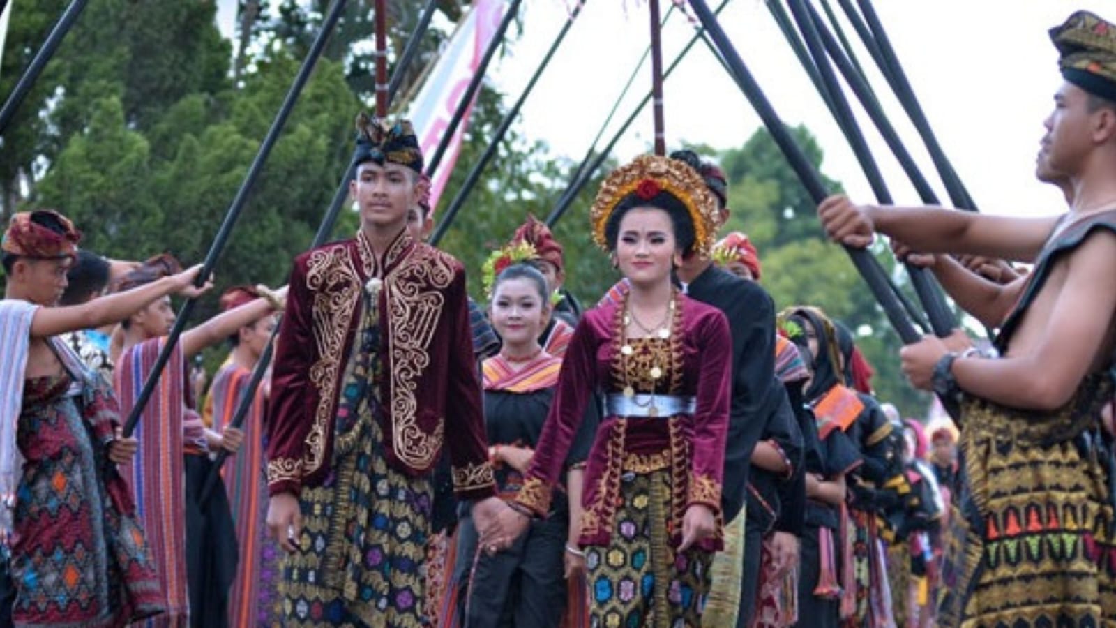 Gila dan Tidak Masuk Akal, 5 Tradisi Aneh Suku di Indonesia, Nyeleneh!?