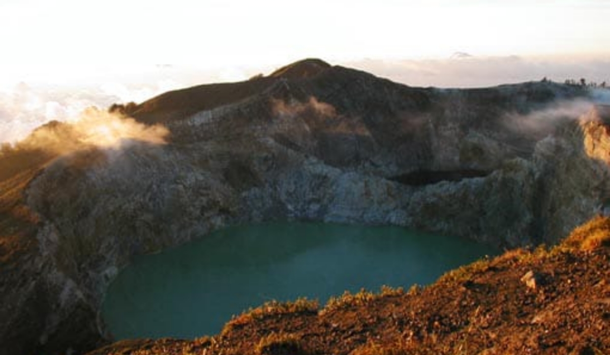 Keajaiban Gunung Kelimutu: Tempat Berkumpulnya Jiwa