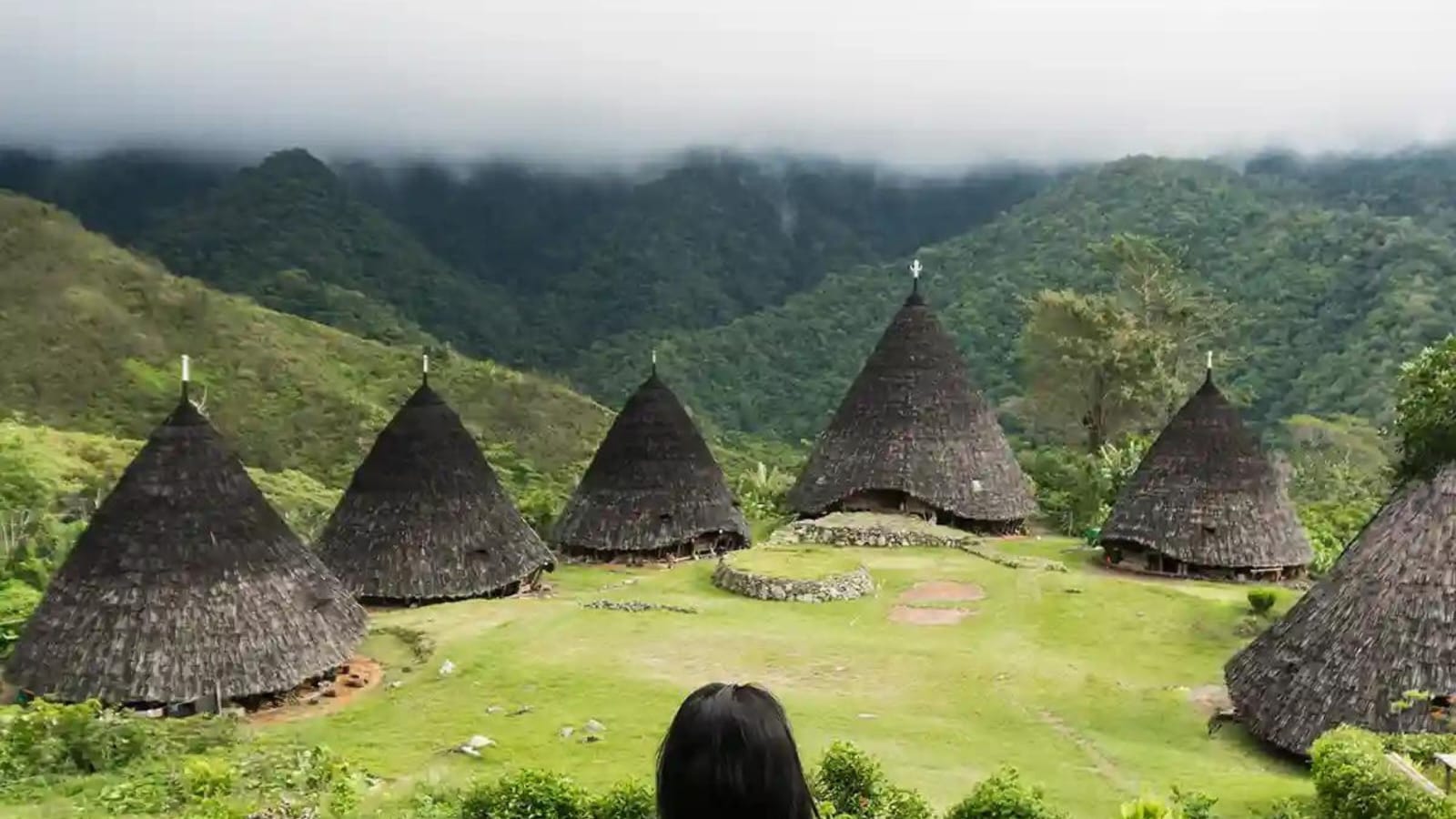 Wae Rebo, Keindahan Desa di Atas Awan, Pengunjung Wajib Bunyikan Ketongan