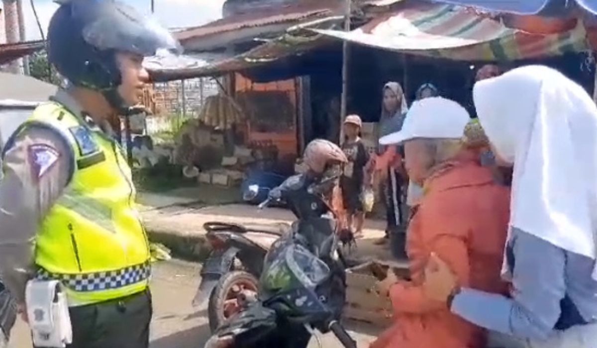 Viral Ibu-Ibu Melawan Arus Marahi Petugas Polantas Di Jalan Raya 