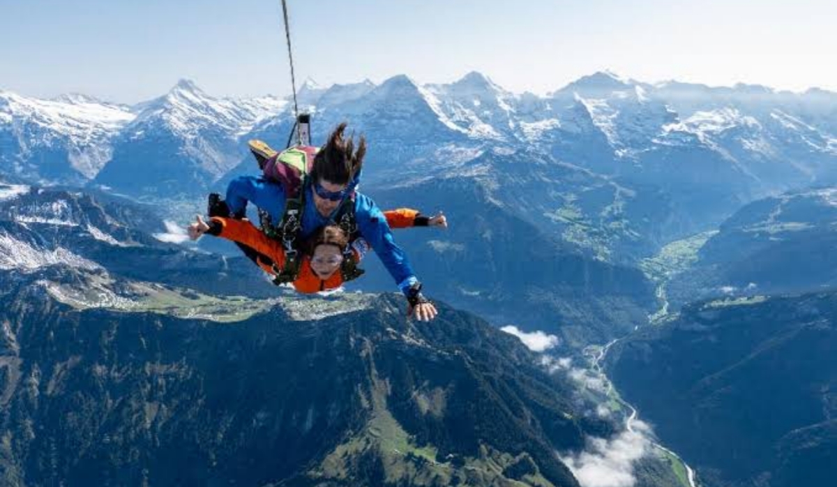 Terjun Bebas di Pegunungan Alpen: Skydiving di Interlaken, Swiss