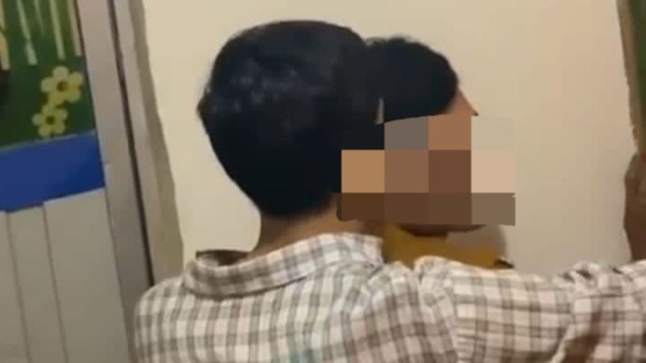 Viral! Video Pasangan Sejenis 'Main Tongkat', Satunya Berbaju Kuning, Satunya Kemeja Kotak-kotak