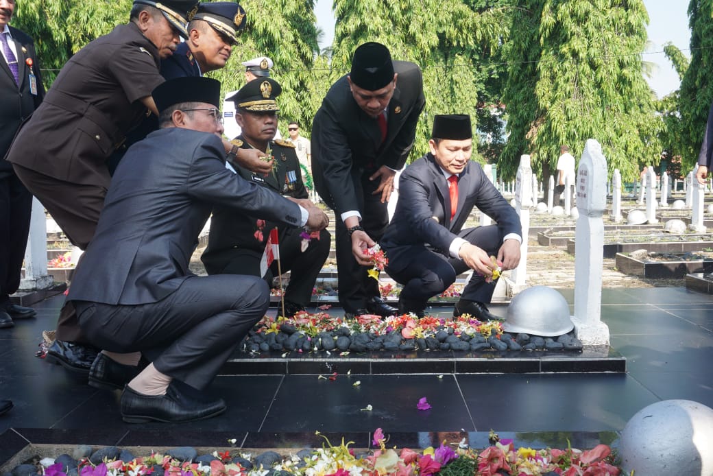 Pj Gubernur Sumsel Pimpin Upacara Ziarah Nasional di Taman Makam Pahlawan Palembang