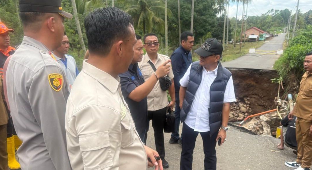 Darli Ketua DPRD Empat Lawang Tinjau Jalan Putus di Muara Pinang, Minta Gubernur Segera Bangun Jembatan