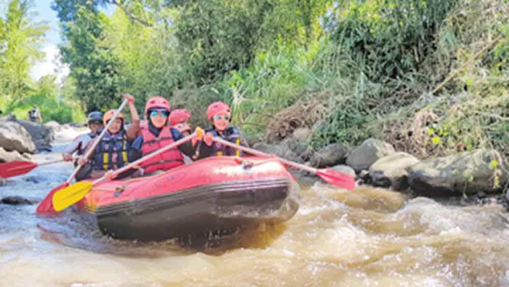 Wakil Wali Kota Pagar Alam Hj Bertha Nikmati Serunya Arung Jeram di Ayek Salak