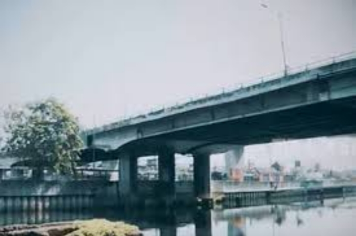 Pesona Romantis Jembatan Ancol, Indahnya Pemandangan di Bawah Cahaya Rembulan