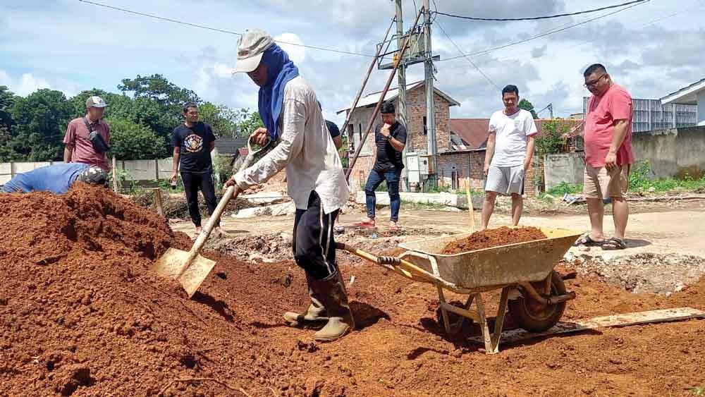 Jalan Rusak dan Janji Developer yang Tak Kunjung Terealisasi, Warga Perumahan Modern Sriwijaya Menggugat!