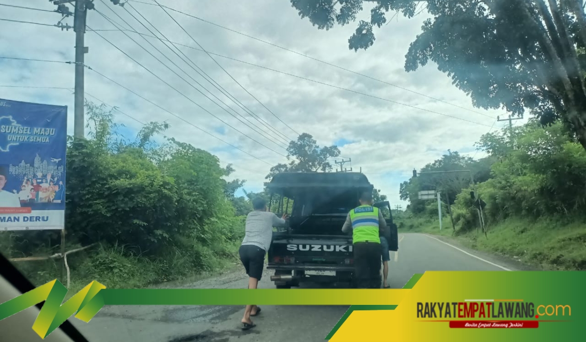 Polantas Empat Lawang Bantu Dorong Mobil Mogok untuk Cegah Kemacetan pada Jam Sibuk 