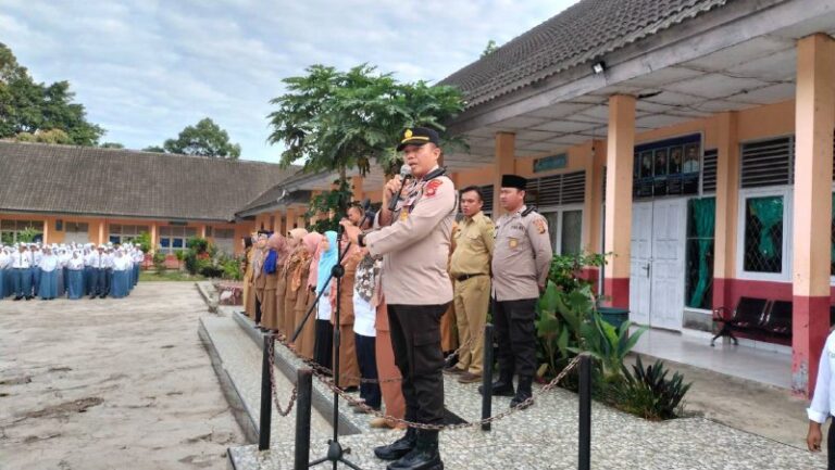 Kapolsek Muara Pinang Jadi Pembina Upacara di Sekolah