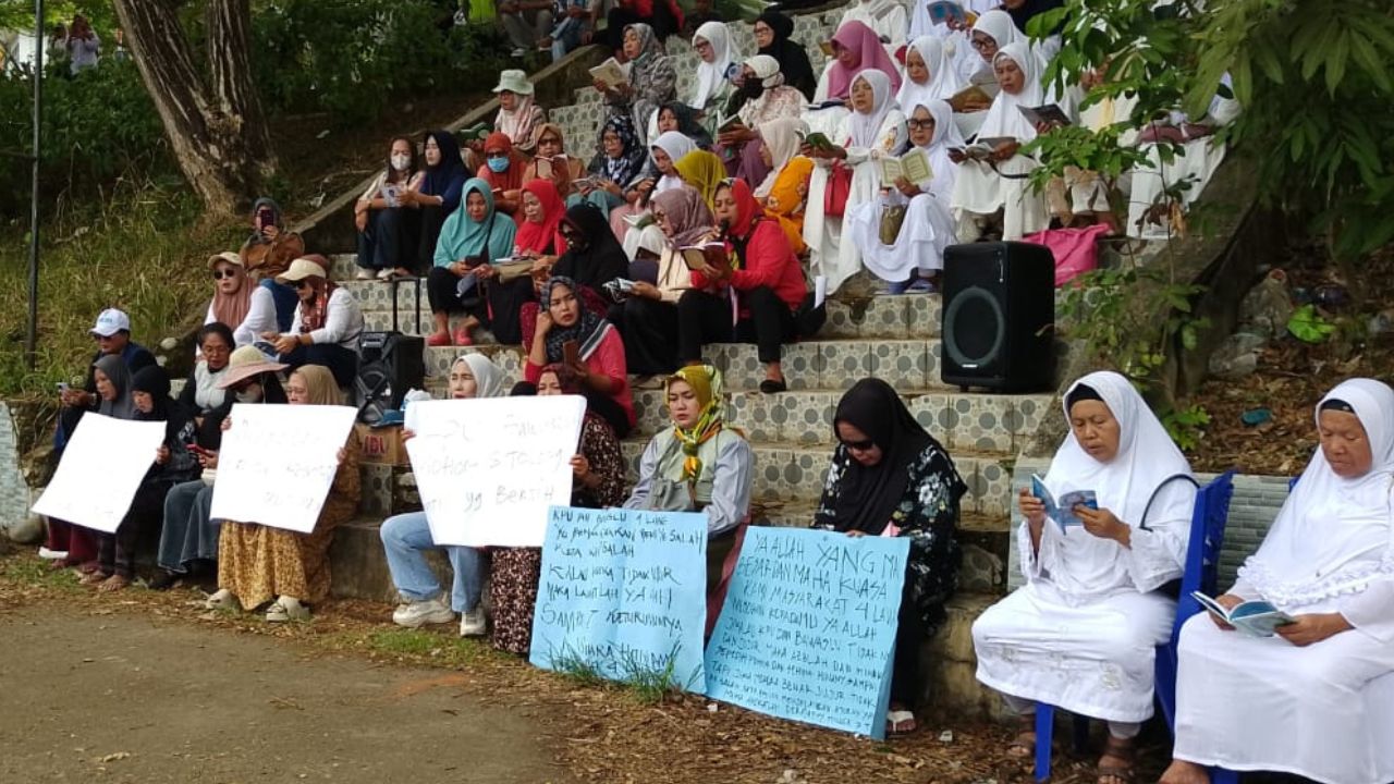 Puluhan Emak-Emak Gelar Aksi Damai di Depan KPU dan Bawaslu Empat Lawang, Tuntut Pemilihan yang Adil Transpara