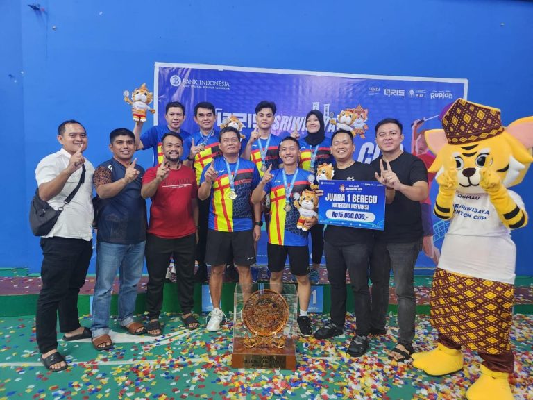 Polda Sumsel Raih Juara I Beregu Antarinstansi di QRIS Sriwijaya Badminton Cup 2025