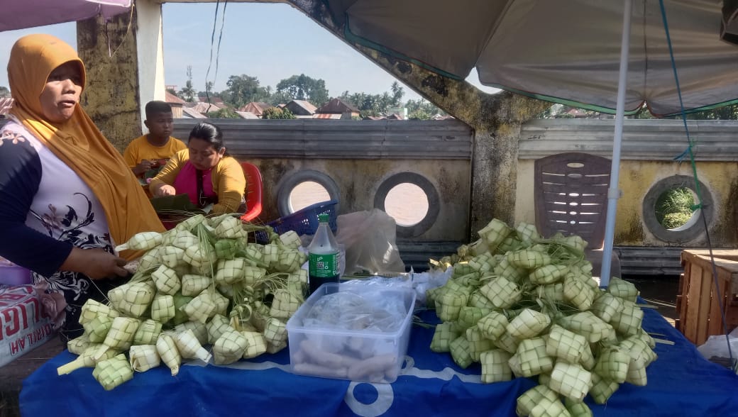 Pedagang Ketupat Dadakan Menjamur di Pasar