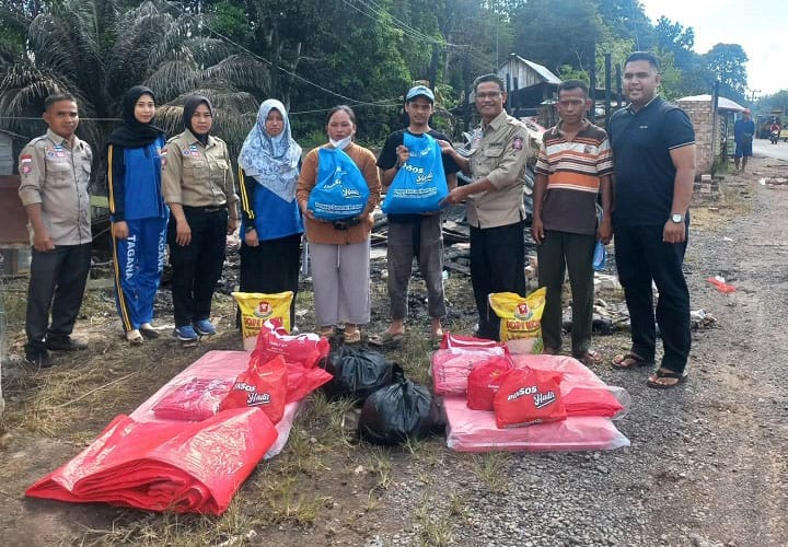 Hari Libur Tak Halangi Pemkab Muba Salurkan Bantuan untuk Korban Kebakaran di Desa Epil
