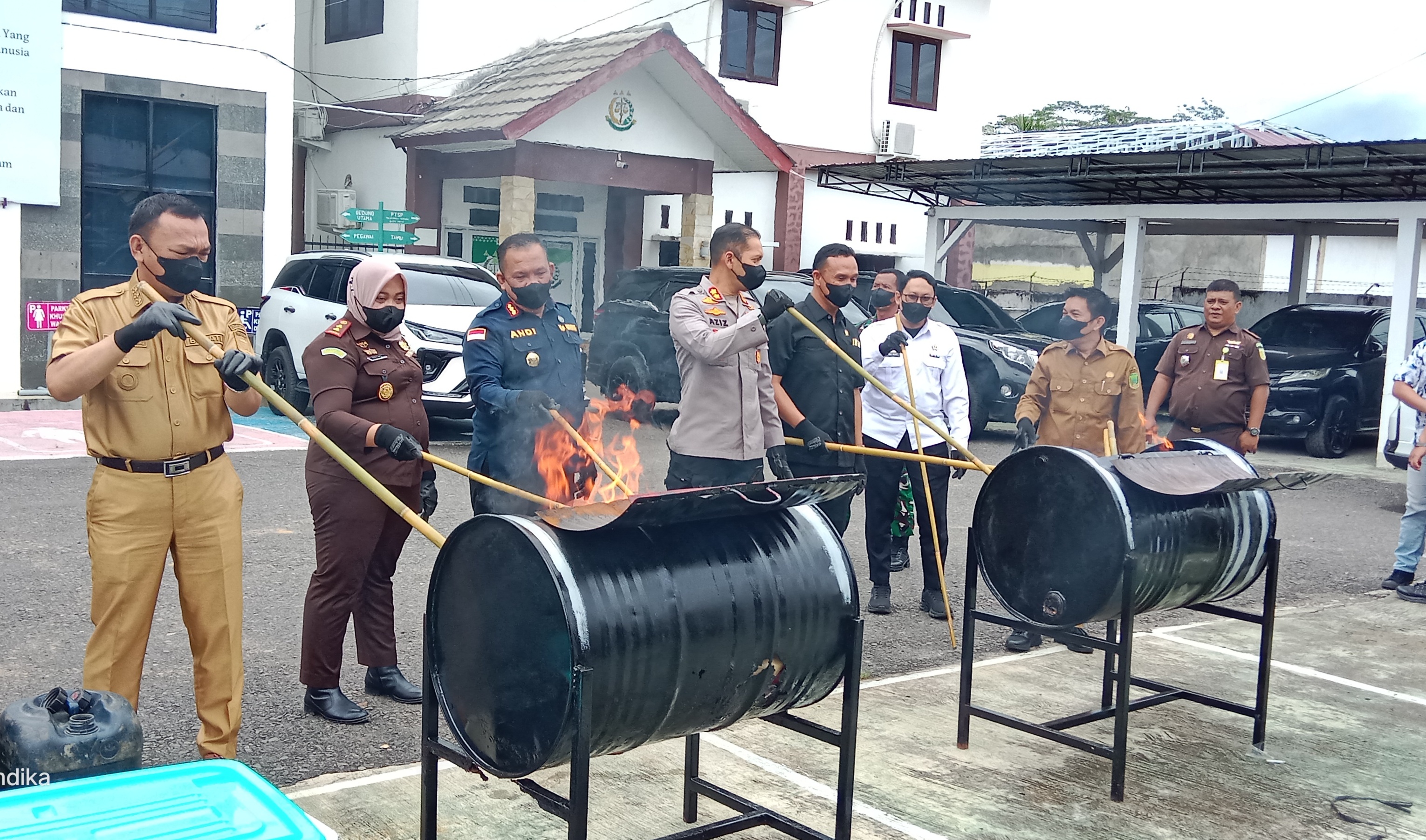 Dihadiri Bupati Joncik Muhammad, Kejari Empat Lawang Musnahkan Barang Bukti 40 Perkara Pidana