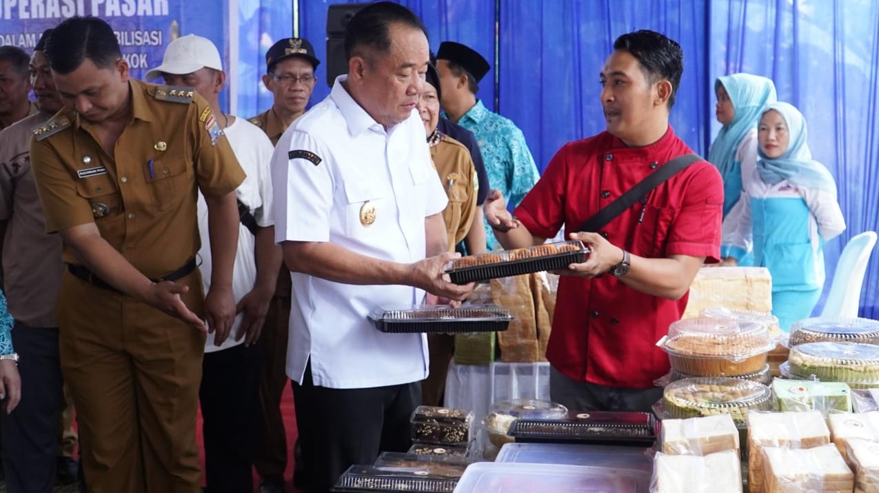 Wagub Sumsel Cik Ujang Pantau Operasi Pasar Murah di Palembang, Warga Serbu Bahan Pokok Murah