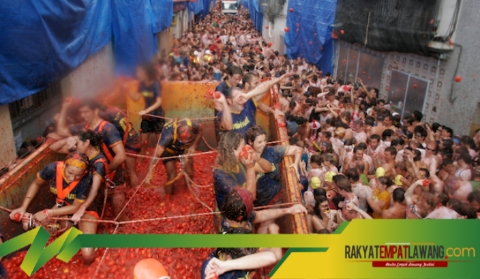 La Tomatina, Perang Tomat Gila di Spanyol yang Wajib Lo Cobain!