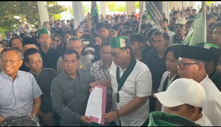 HMI Merangsek Masuk Gedung Dewan, Tolak Perppu Cipta Kerja