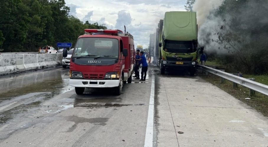 Truk Pengangkut Paket Terbakar di Tol Terpeka, Api Diduga Berasal dari Muatan