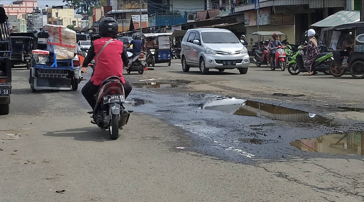 Jalan Lintas Tengah Sumatera di Empat Lawang Rusak Parah, Pengendara Diminta Waspada