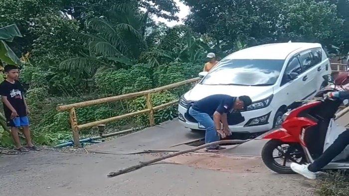 Jembatan Jebol di Ogan Ilir Nyaris Telan Korban, Mobil Terperosok di Lubang!