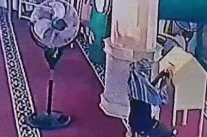 TEREKAM CCTV! Pencuri ala Ninja Coba Gasak Kotak Amal Masjid