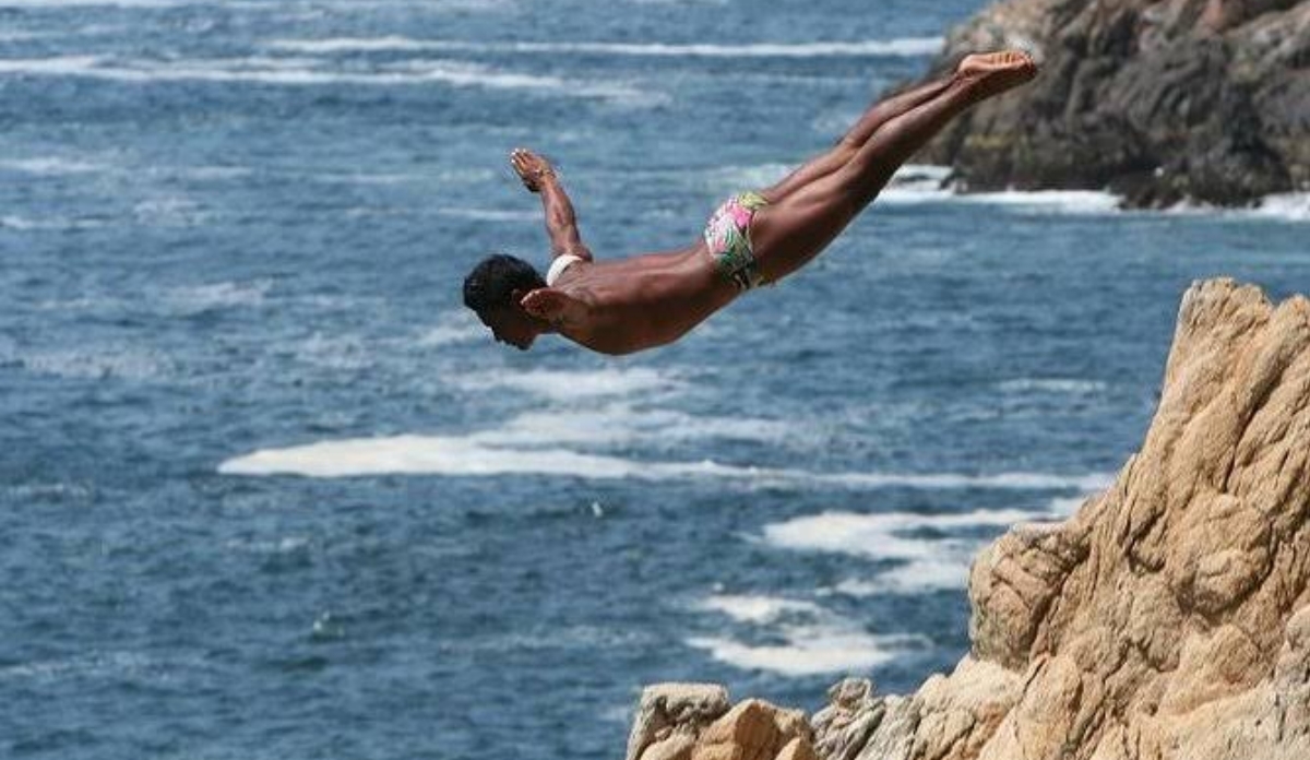 Terjun dari Tebing: Cliff Diving di Acapulco, Meksiko