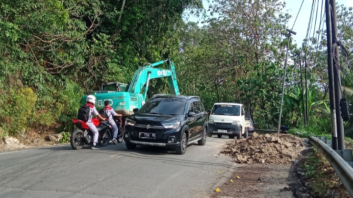 Warga Pertanyakan Pengerukan Bahu Jalan di Tebing Alai yang Sebabkan Kemacetan