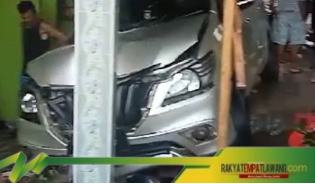 Kecelakaan Mobil di Tebing Tinggi: Minibus Tabrak Rumah dan Bengkel, Kerugian Jutaan Rupiah