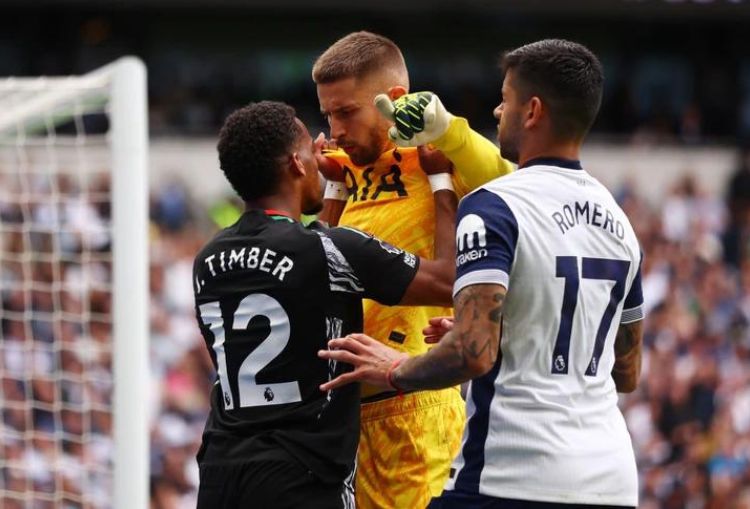 Jurrien Timber Beruntung Tidak Kena Kartu Merah di Derby London Utara