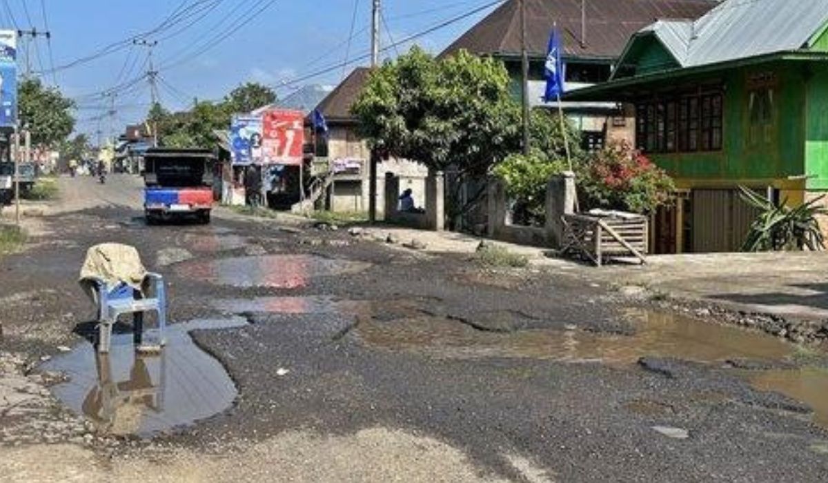 Tantangan Berat: Jalan Provinsi Menuju Empat Lawang-Pagaralam Tenggelam dalam Kubangan Lumpur