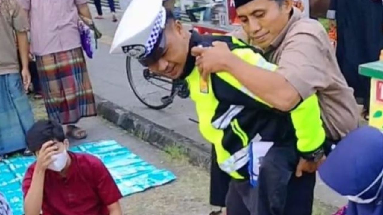 Aksi Heroik Bripka Agung Tuai Pujian, Gendong Pria Paruh Baya untuk Sholat Idul Fitri 1444H 