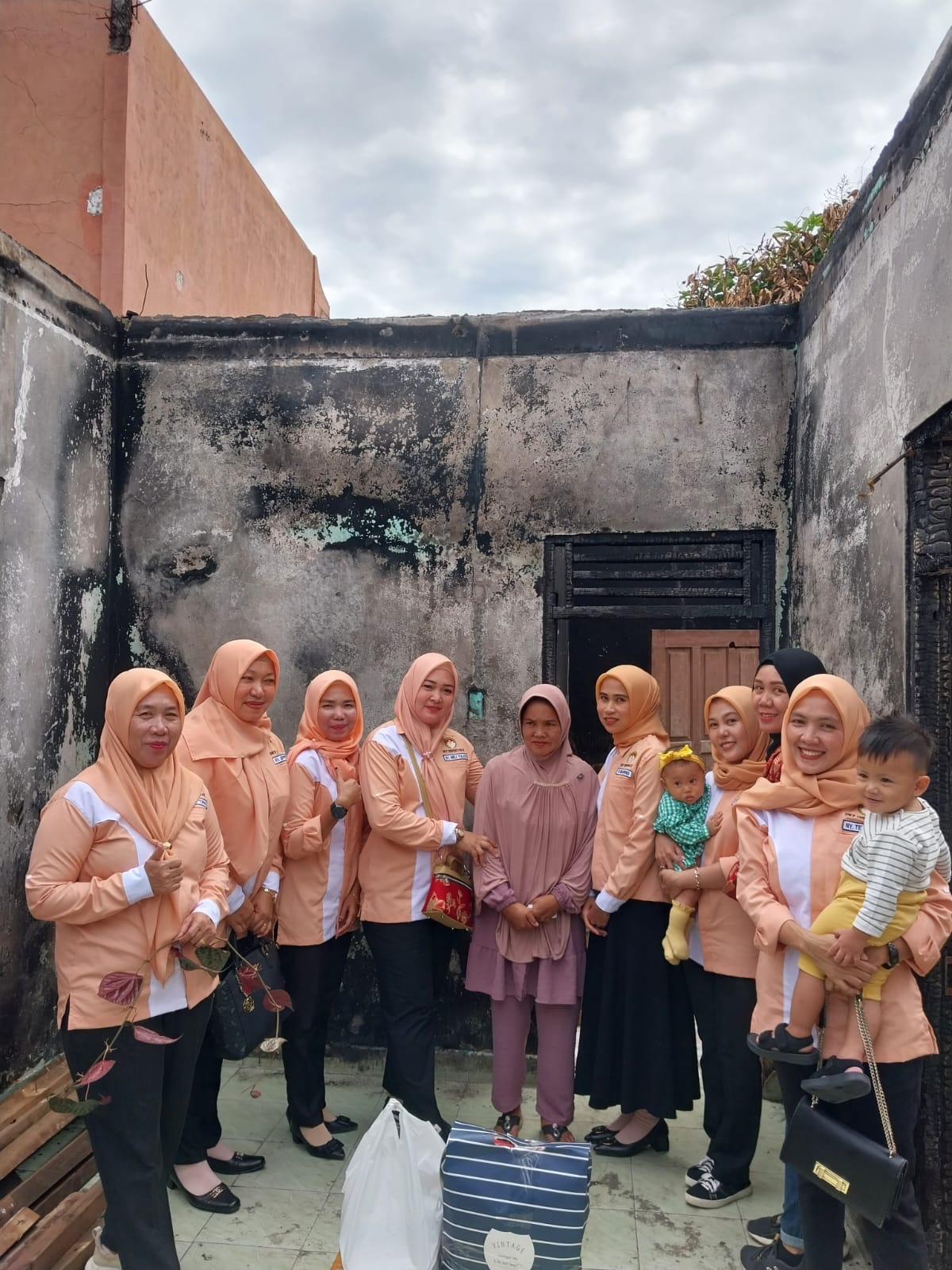 Peduli Sosial Dharma Wanita Inspektorat Kabupaten Empat Lawang Kunjungi Korban Kebakaran