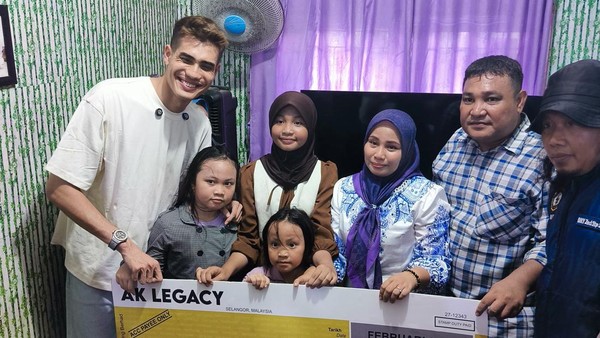 YouTuber Malaysia Aisar Khaled Beri Hadiah Umrah Gratis di Prabumulih, Disambut Antusias Warga