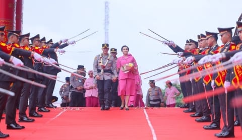 Komjen A Rachmad Wibowo Dilepas dengan Tradisi Pedang Pora, Haru dan Air Mata Iringi Kepergiannya dari Polda 