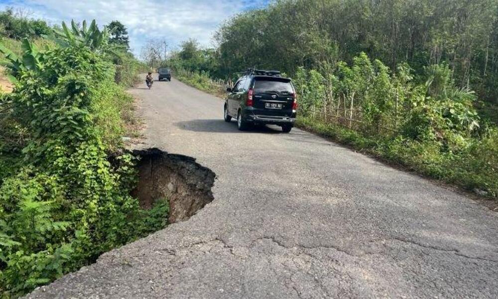 Jalan Poros Pendopo Tebing Tinggi Terancam Putus, Warga Minta Perbaikan Menyeluruh