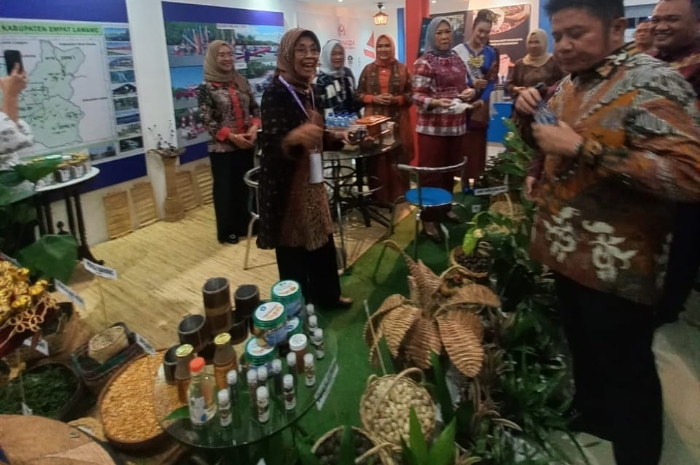 SELAMAT! Disperindag dan Dekranasda Empat Lawang Raih Penghargaan Stand Terbaik 2 pada Sriwijaya Expo 2023