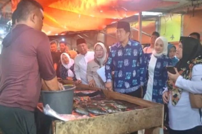 Dengarkan Keluhan Konsumen, PJ Bupati Muara Enim Monitoring Harga Bahan Pokok di Pasar Gelumbang