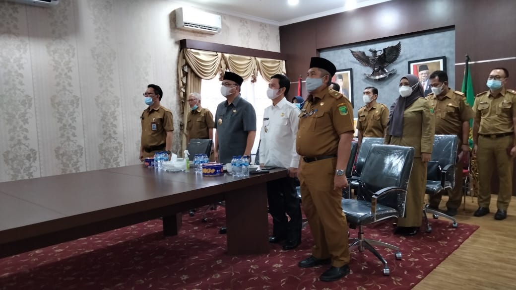 Bupati dan Ketua PKK Terima Penghargaan MKK