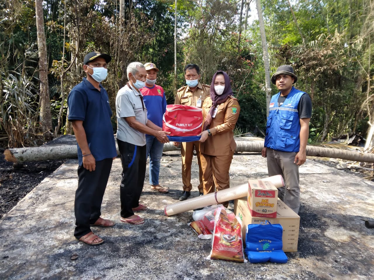 Kadinsos Salurkan Bantuan Korban Kebakaran Secara Langsung