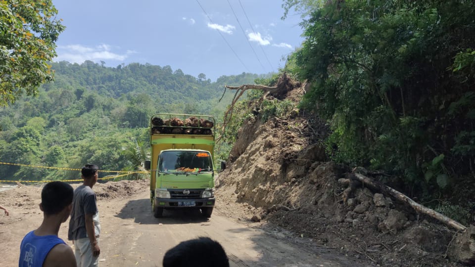 Sempat Lumpuh, Akses Jalan Lintas Tebing Tinggi - Talang Padang Kembali Normal