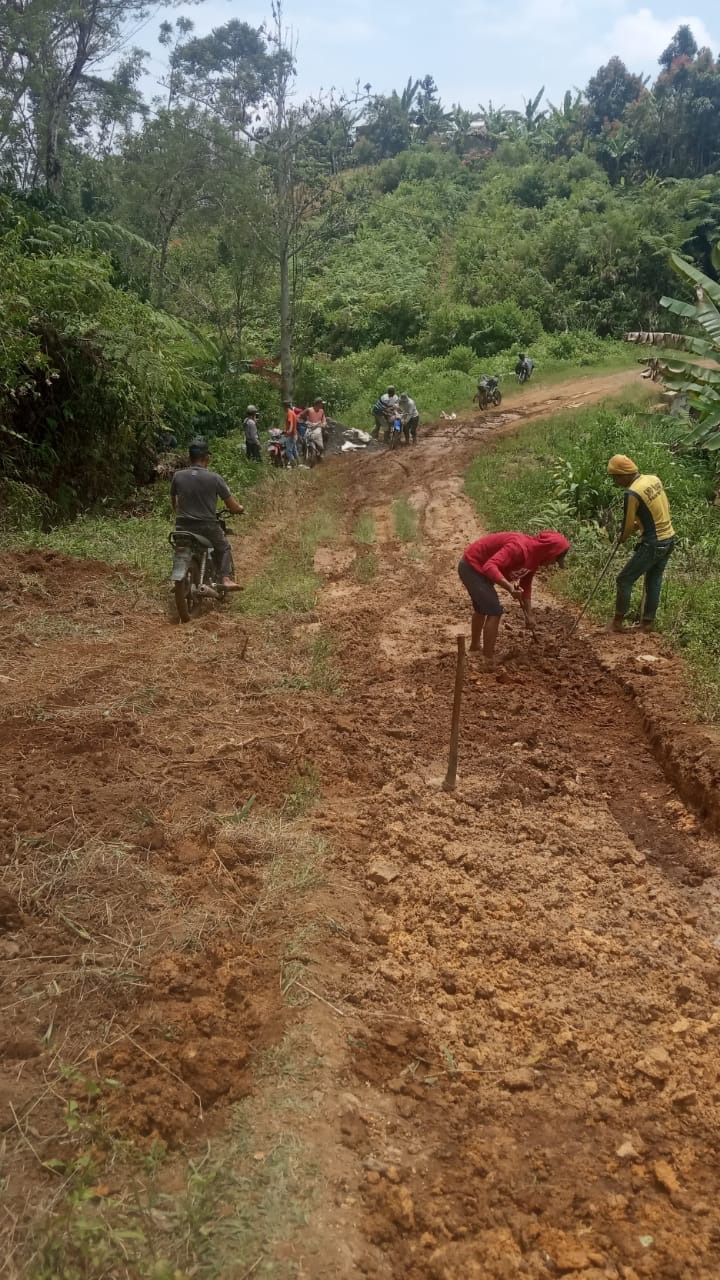 Jalan Pemukiman Warga Rusak