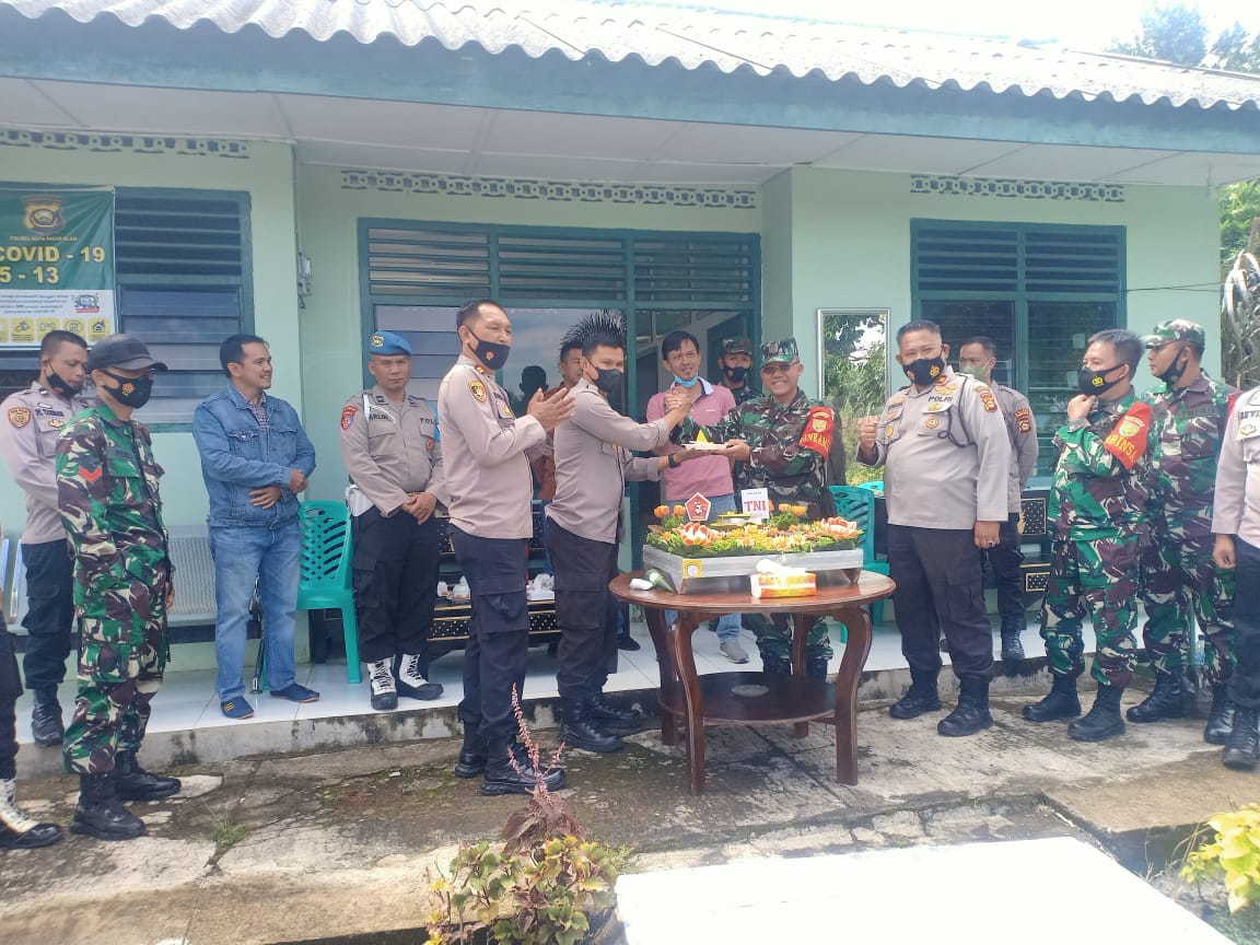 Danramil Diberi Kado Nasi Tumpeng