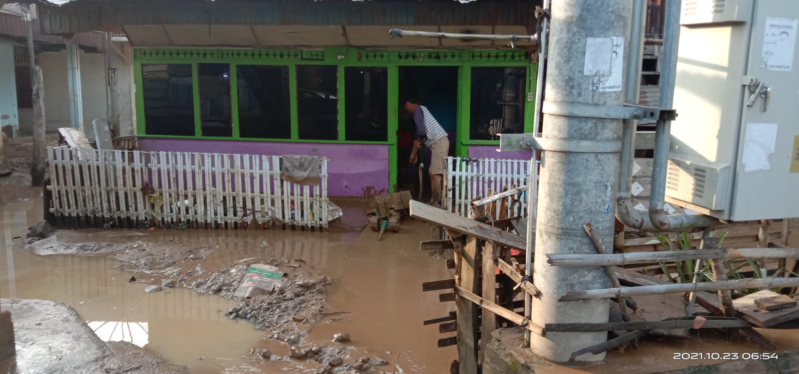 Banjir Luluh Lantahkan Kecamatan Paiker