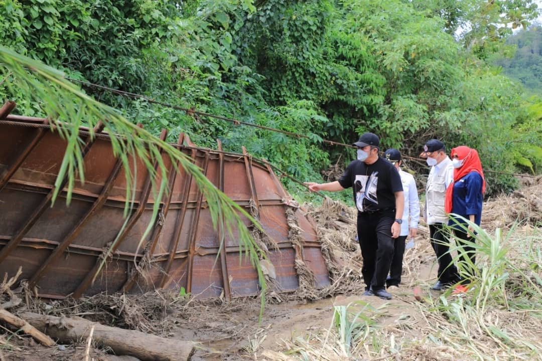 Herman Deru Semangati Warga Empat Lawang Yang Terdampak Banjir