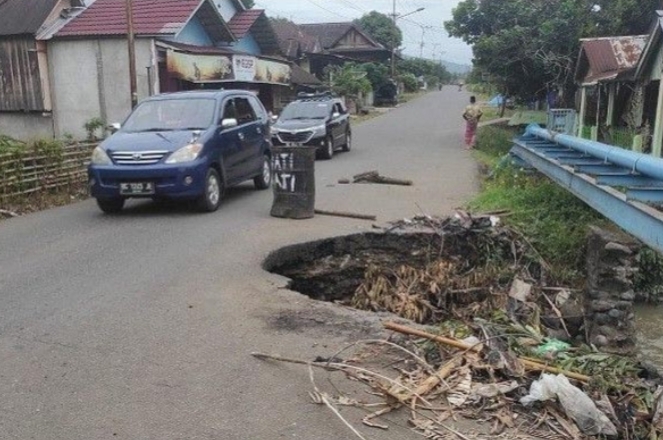 Jalan Provinsi yang Amblas di Desa Gunung Meraksa Baru Dibiarkan Rusak