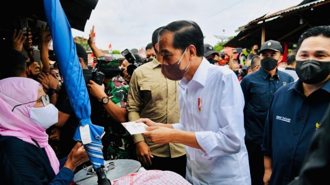 Jokowi Bagi-bagi Duit di Pasar Baru Tanjung Enim Rp 1,2 Juta Per Orang